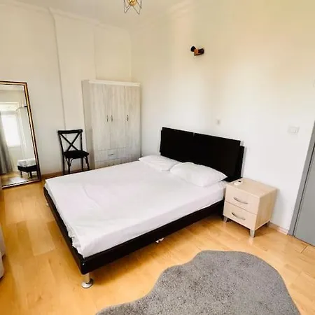 Denize Yakin, Ferah Apartment