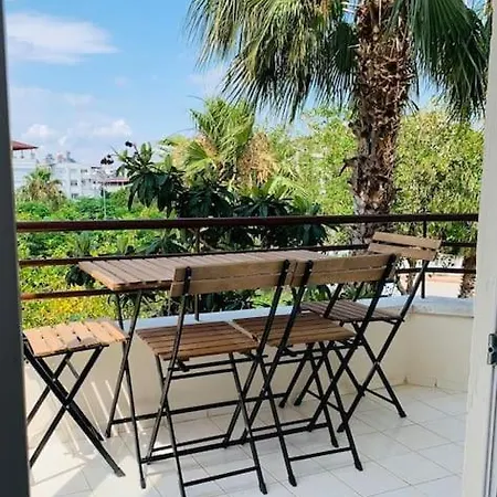 Denize Yakin, Ferah Apartment