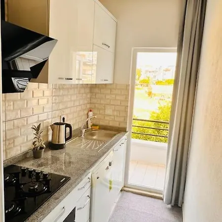 Denize Yakin, Ferah Apartment *